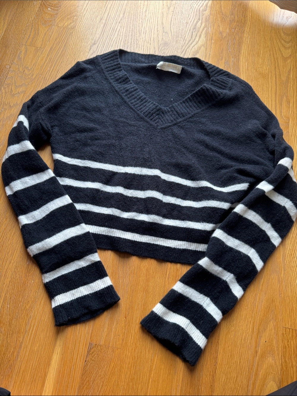 Abercrombie & Fitch Black & White Striped V‑Neck Cropped Sweater